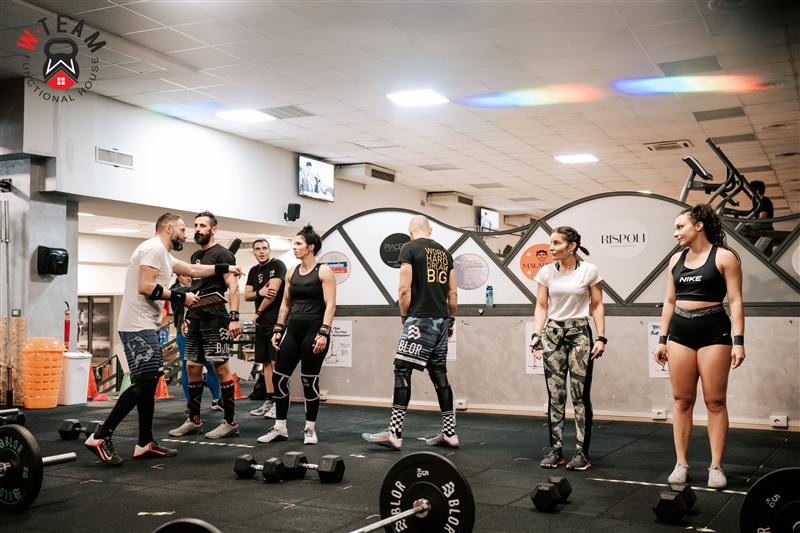 Il coach spiega il workout al gruppo
