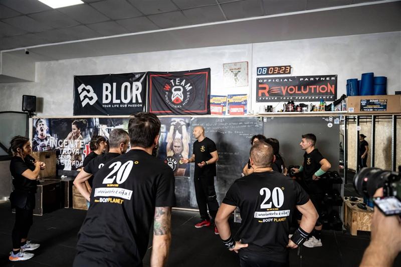 Walter Porcelli spiega il workout al gruppo davanti alla lavagna