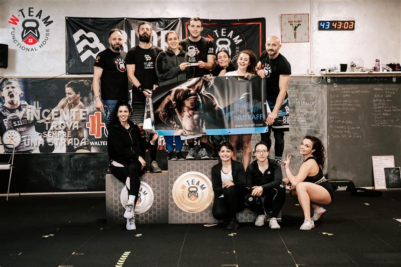 Il team al completo davanti al banner W·Team